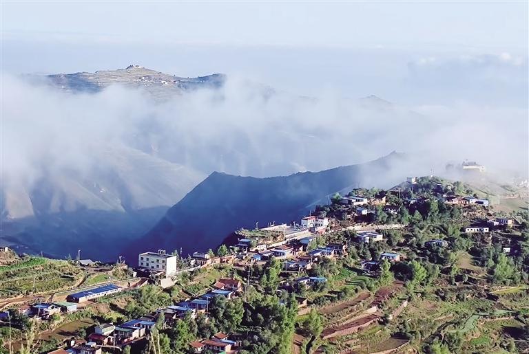 云雾缭绕下的乡村