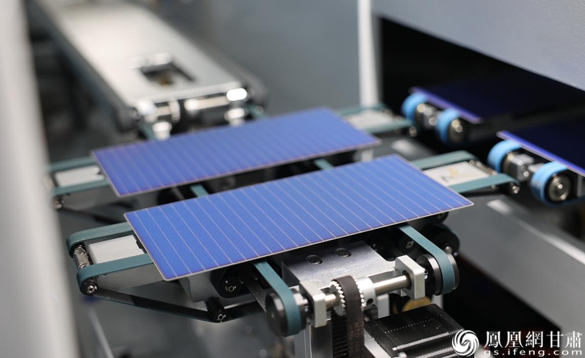 甘肃“智”造异质结双面微晶电池片下线后，将销往海外市场。国网酒泉供电公司供图