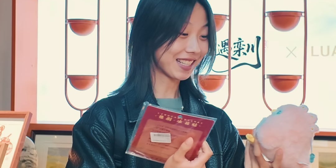 融媒体成员打卡文创店：这个鸾鸟太可爱，小姐姐直呼上头