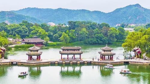 金秋时节，承德避暑山庄以优美风景吸引游客游览。本报记者 田明摄