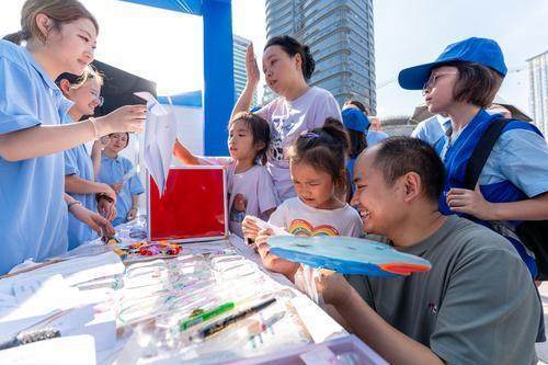 9月14日，江北区观音桥，语言文字主题成果展，市民在参与活动。记者 李雨恒 摄