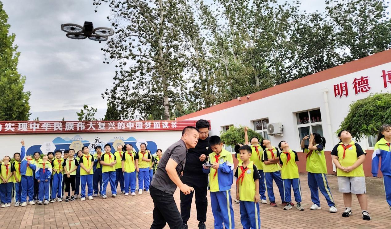 河北沧州：航拍协会走进校园让孩子们感受“神奇的无人机”