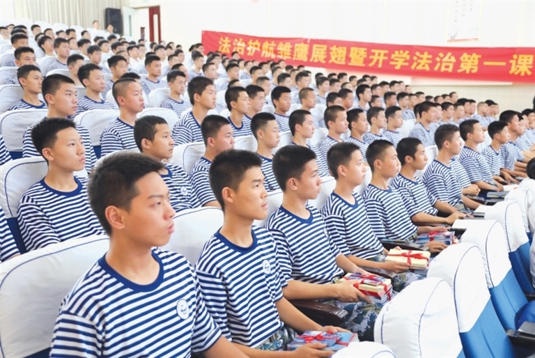 郑州军事检察院、郑州市金水区人民检察院、解放军91104部队、河南中砥律师事务所及郑州市第九中学联合开展第三届“法治护航雏鹰展翅”暨开学“法治第一课”活动。于天公 刘震 摄