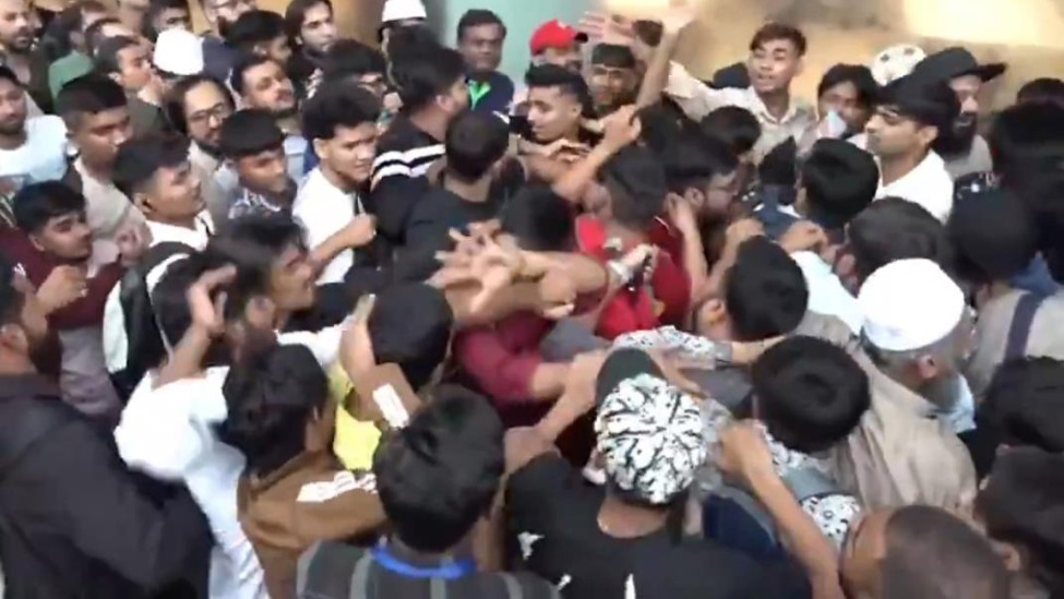 印度人插队抢购iPhone 17，斗殴互扇耳光，保安与斗殴者拉扯