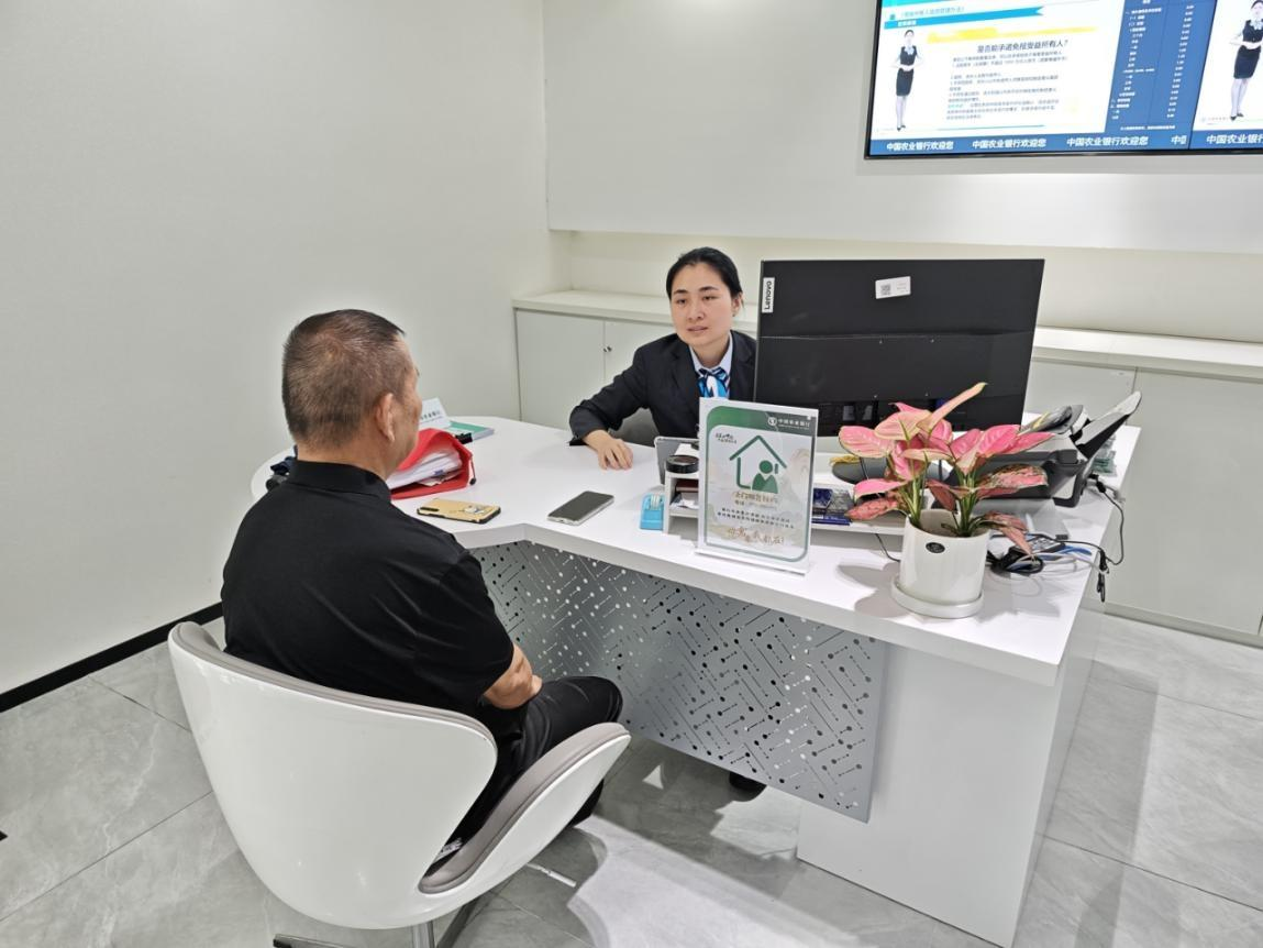 银行卡莫名扣款，农行暖心相助挽回损失