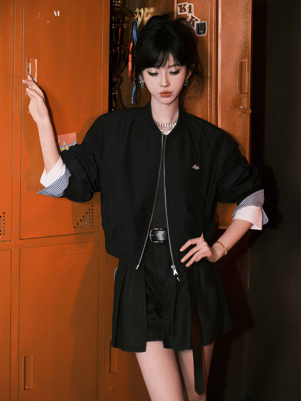 鞠婧祎手臂纤细，眼神撩人。