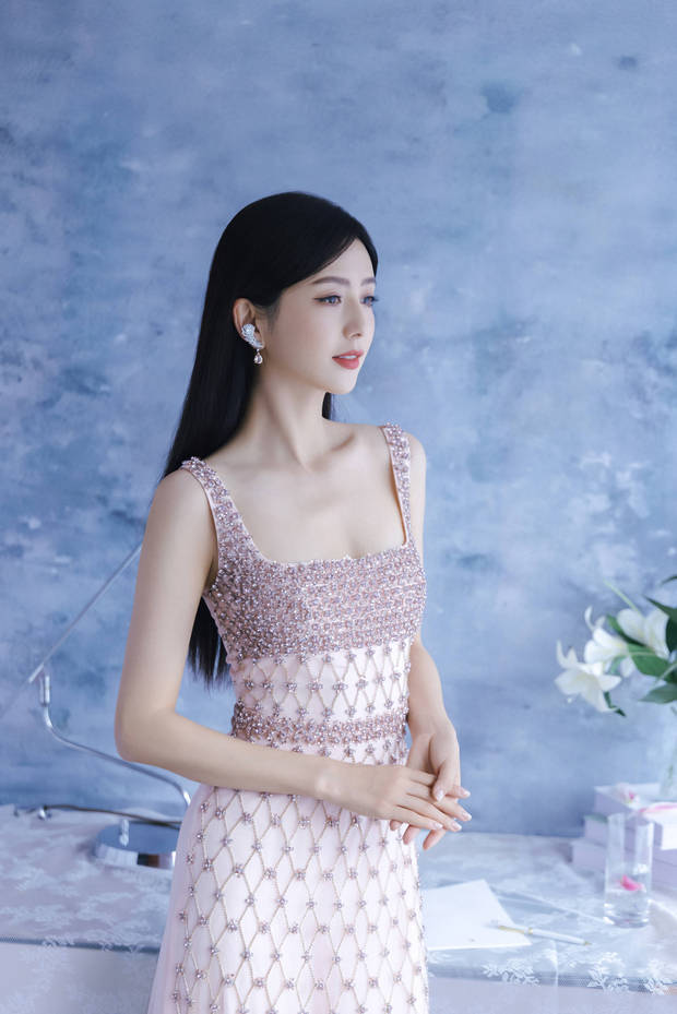 搜狐娱乐讯 13日，佟丽娅参加第二届金熊猫盛典的红毯造型美照释出，她身穿粉色镶钻吊带裙闪耀迷人，气质优雅！