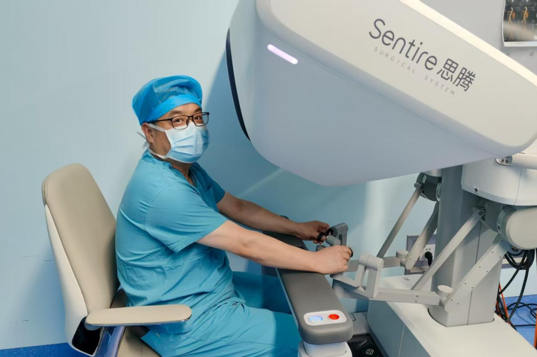 鄠邑区人民医院王永涛主任为患者行机器人手术