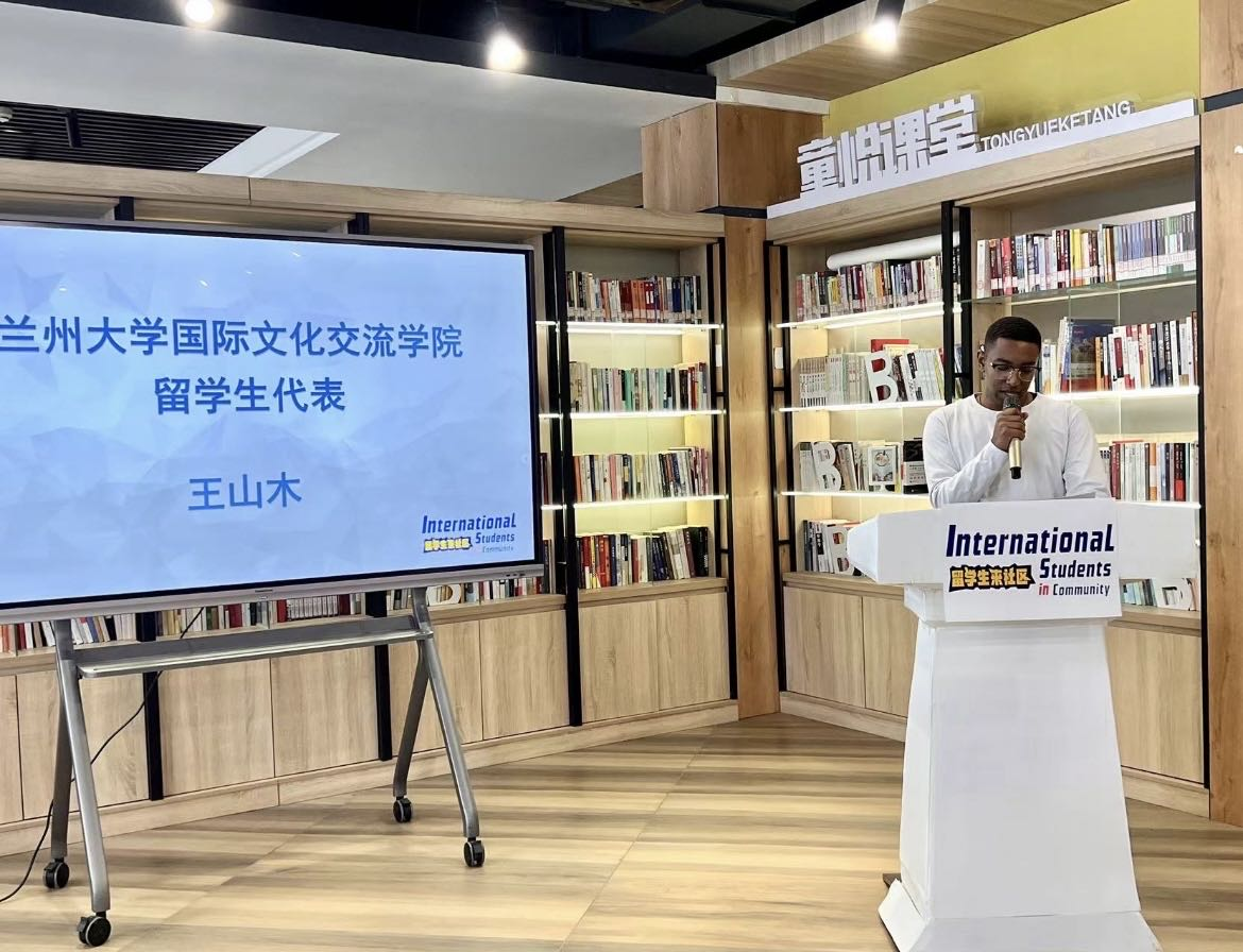 王山木作为留学生代表参加社区活动