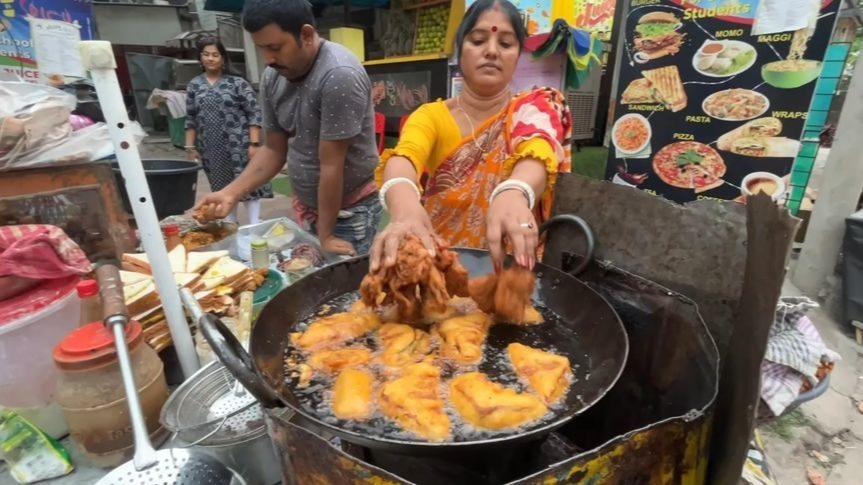 印度小贩西施，竟可以双手下油锅，在孟买街头迷倒无数食客