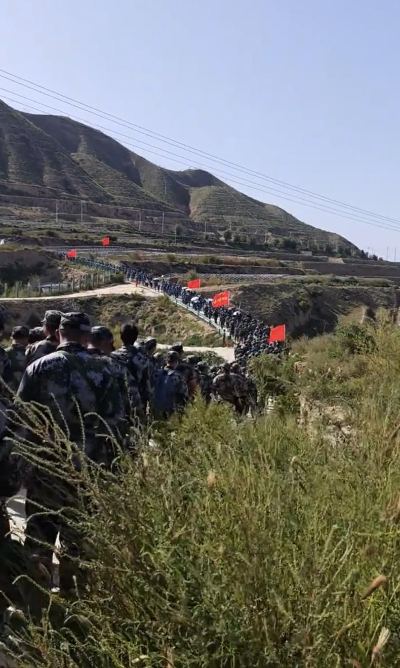 拉练的兰大新生（图源：视频截图）