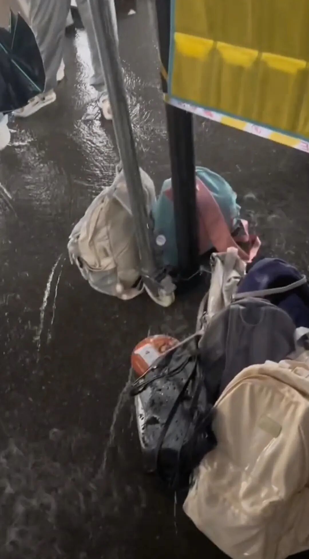 考生的书包被打湿。 图/受访者提供