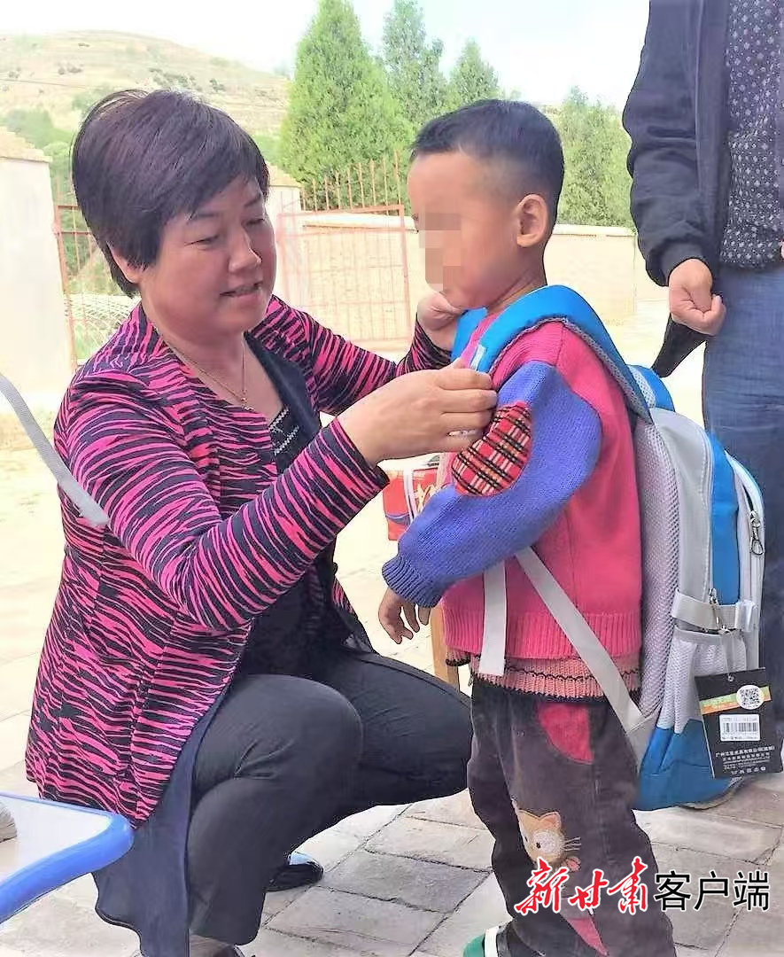 龚丽君与受资助儿童在一起　本文图片均由平凉市新时代文明实践中心提供