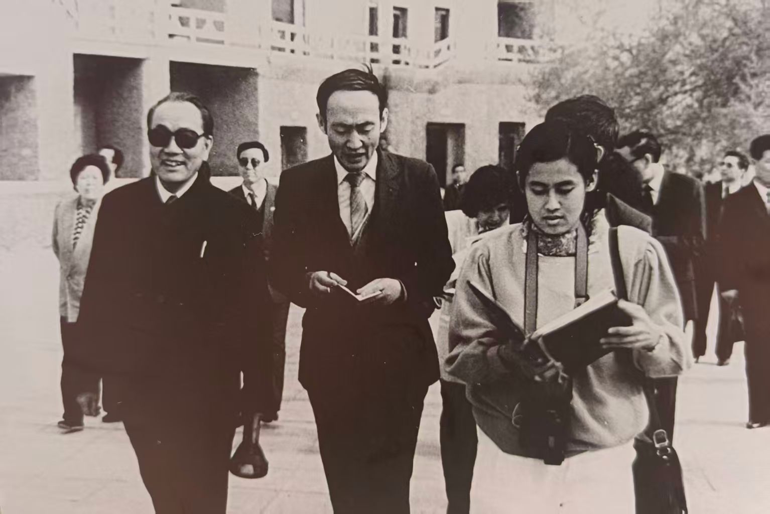 1990年4月，诗琳通公主参访莫高窟。