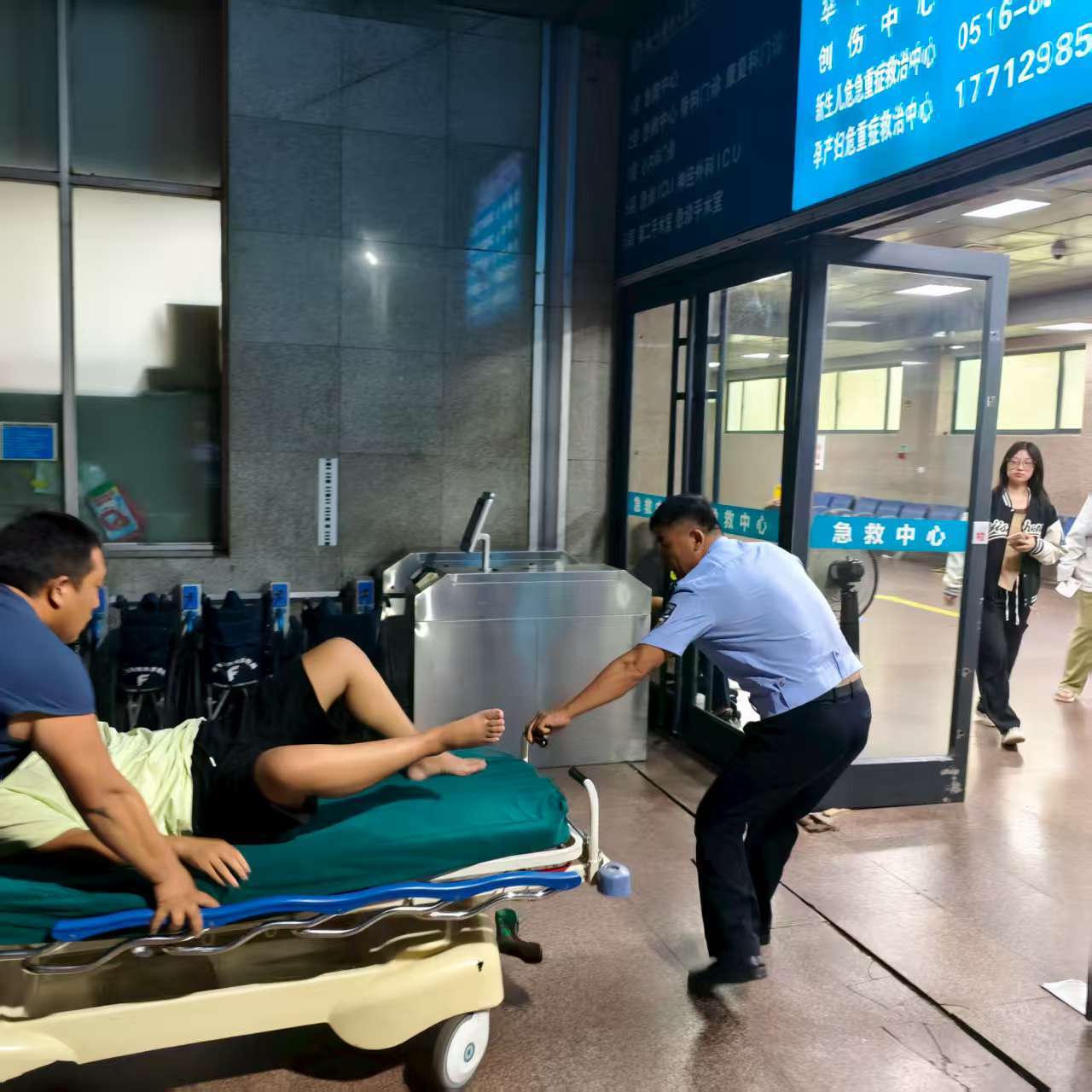 少年被毒蝎蜇伤！徐州交警深夜护送开道帮助就医