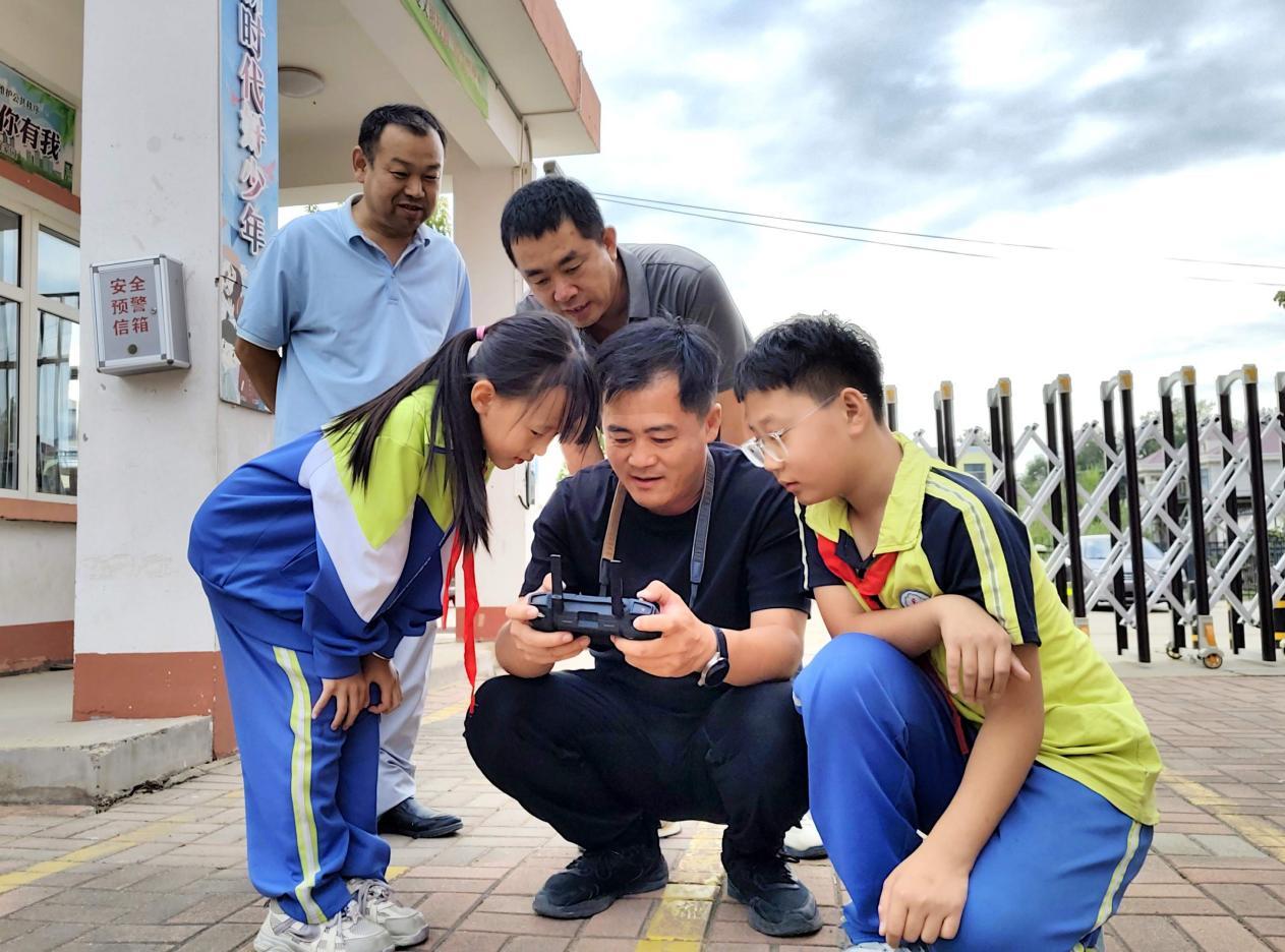 河北沧州：航拍协会走进校园让孩子们感受“神奇的无人机”