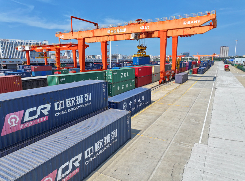 9月16日，位于江西省赣州市南康区的赣州国际陆港货场，进口木材和出口家具货物集装箱吊装作业快速有序进行。（人民网 朱海鹏摄）