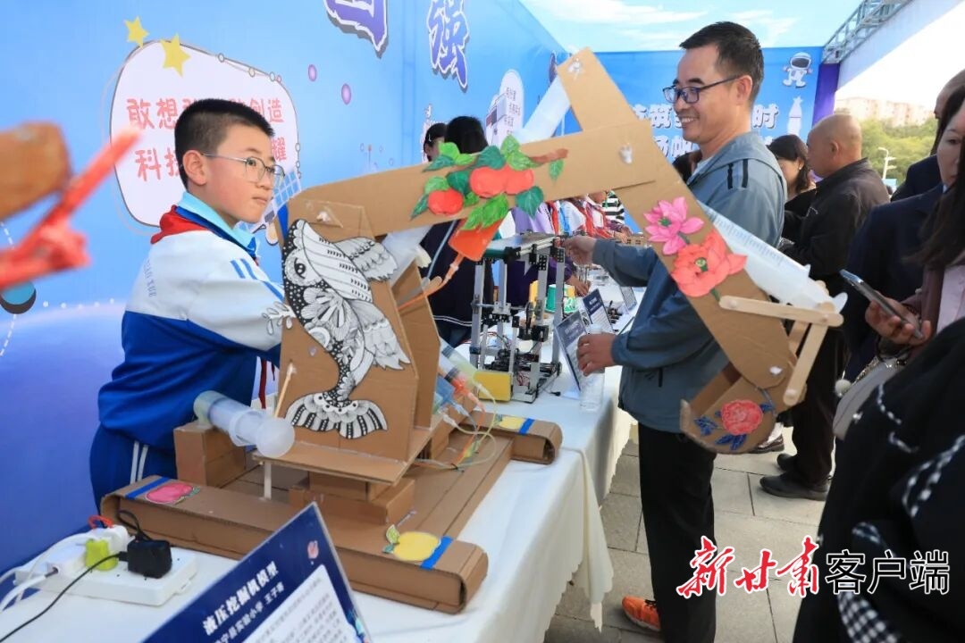 在2025年全国科普月甘肃（平凉）主场活动启动仪式现场，青少年的科创作品备受市民关注。（图片由省科协提供）