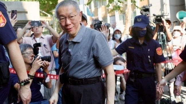 羁押庭重开，柯文哲现身，神情从容