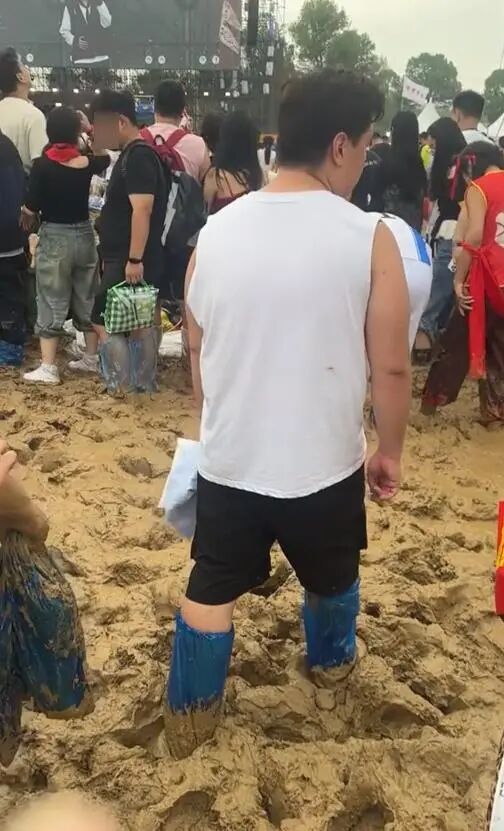 音乐节现场泥泞难行