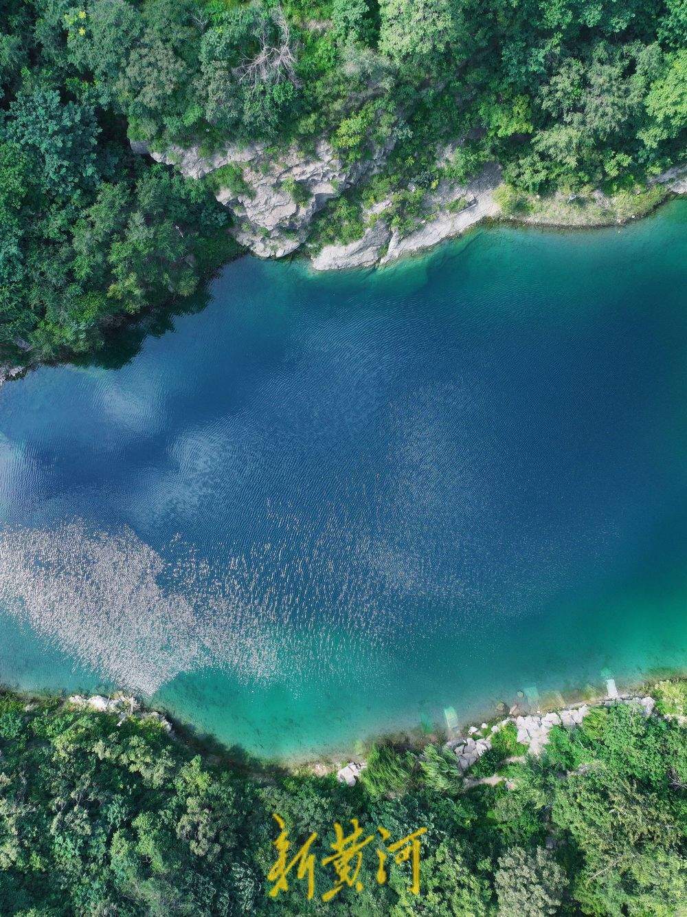 一年四季 泉在济南丨初秋胜景 济南燕翅山翠松环绕映砚池