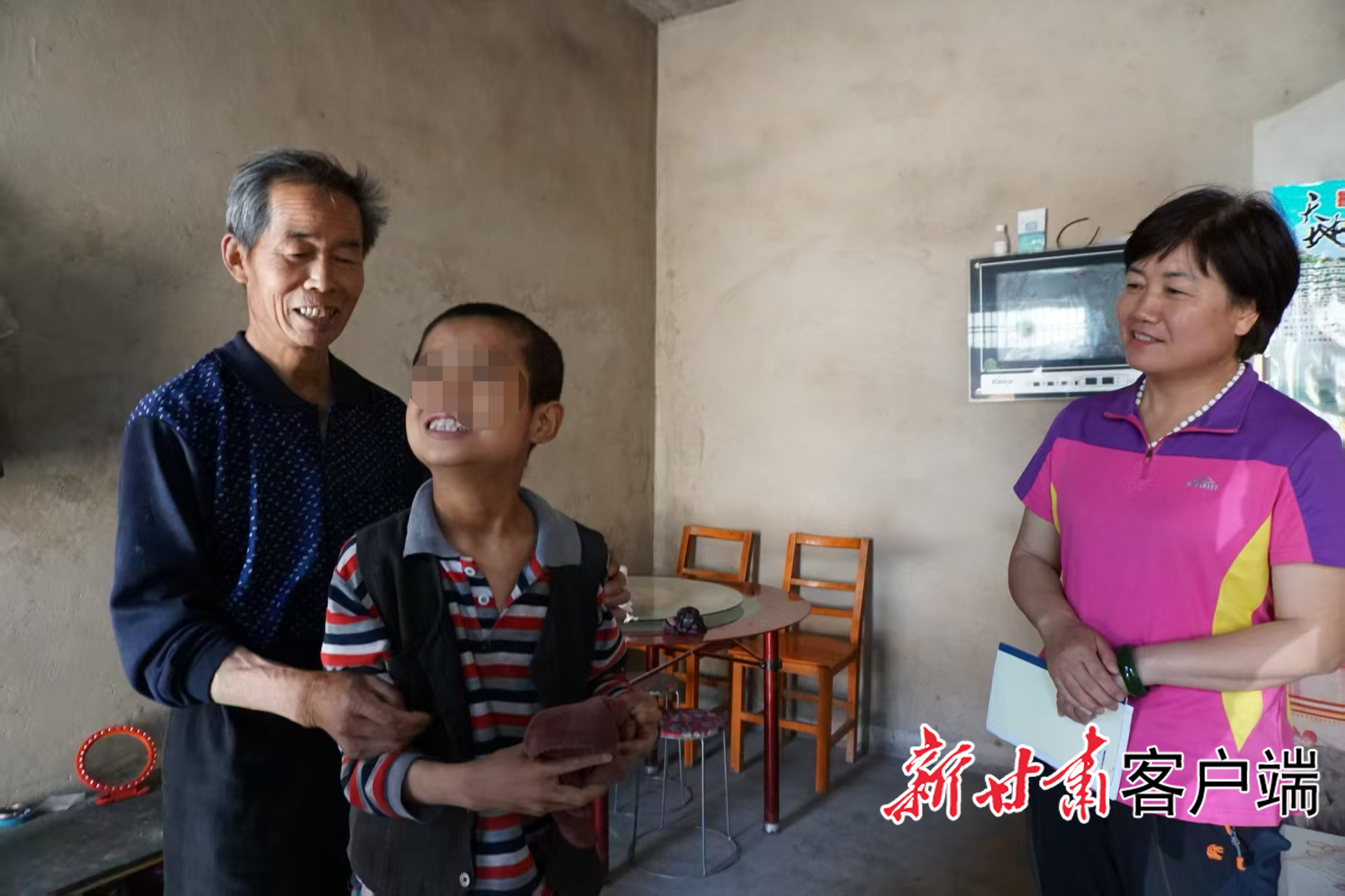 龚丽君（右）在孤残儿童家中走访