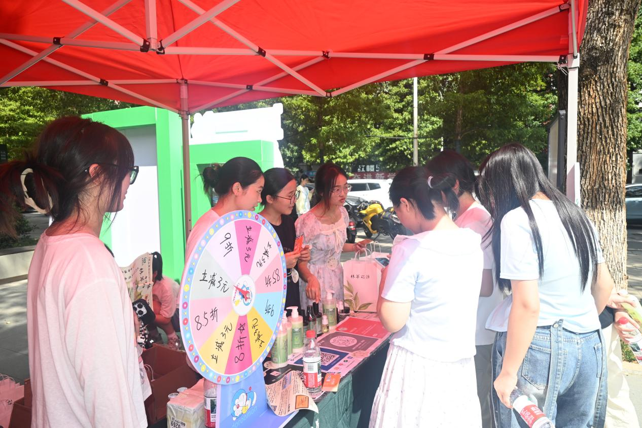 中南林业科技大学“创意无限，青春飞扬”创意集市圆满举办，点燃创新创业新活力