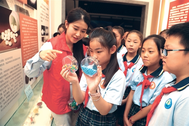 台前县新区第一实验小学学生走进台前县禁毒教育基地学习禁毒知识。