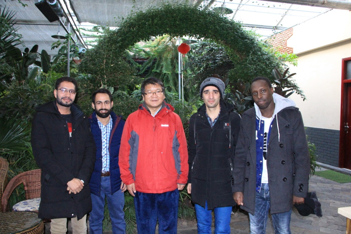 熊友才教授（右三）和威利（右一）在兴隆山合影