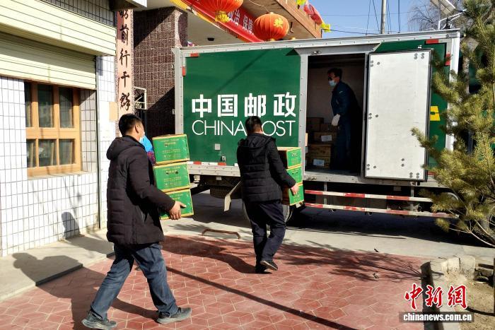 借助邮政物流网络，甘肃省武威市民勤县农产品正被有序打包、发往全国各地。（资料图）马爱彬　摄