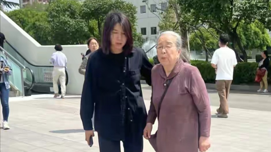 89岁李明启现身北京医院看病，打扮干净整洁，弓着背走路显苍老封面图