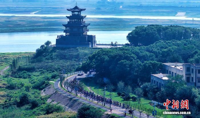 图为9月16日，第十三届环鄱赛第二站比赛在江西永修县举行。环鄱赛组委会供图