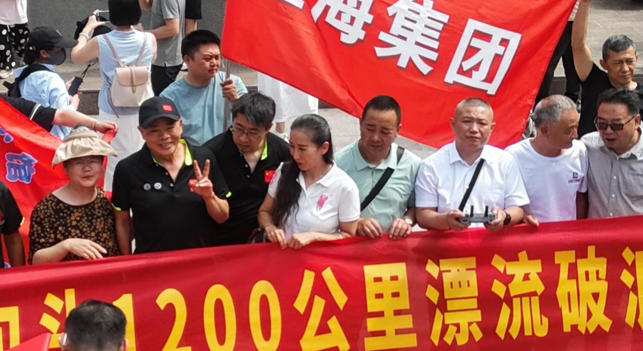 团队在苏云教授和程琪的率领下从黄河母亲雕像出发