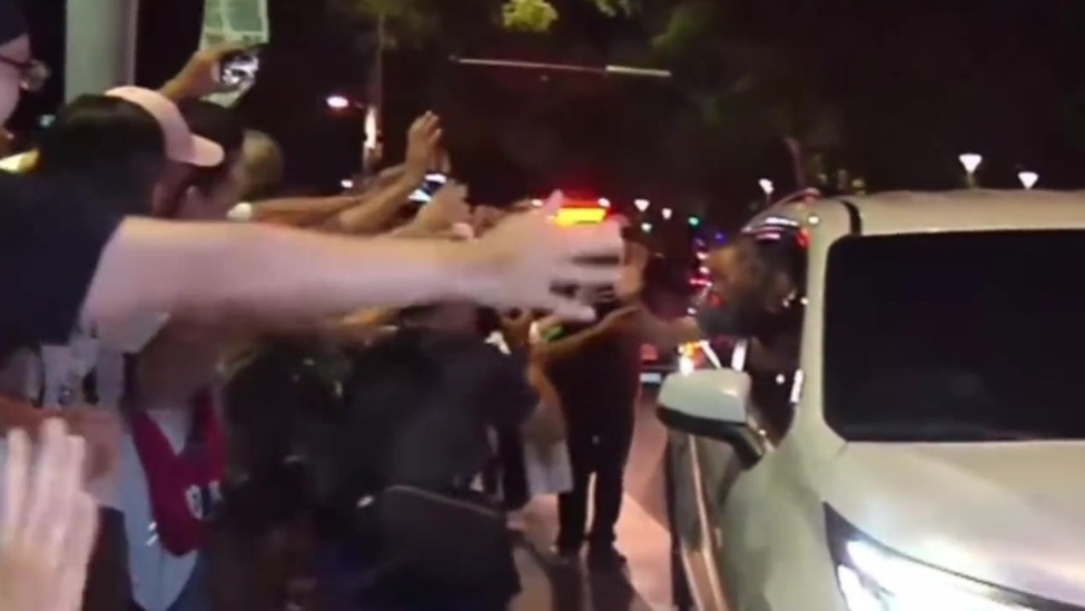 柯文哲案维持以“7000万元新台币交保”，“小草”一路嘶吼“我们都在”