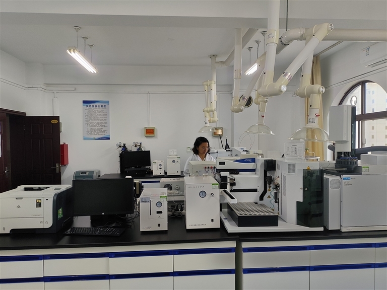 图① 三门峡市生态环境监测人员进行饮用水源地有机物污染物分析。 王阿芳 摄