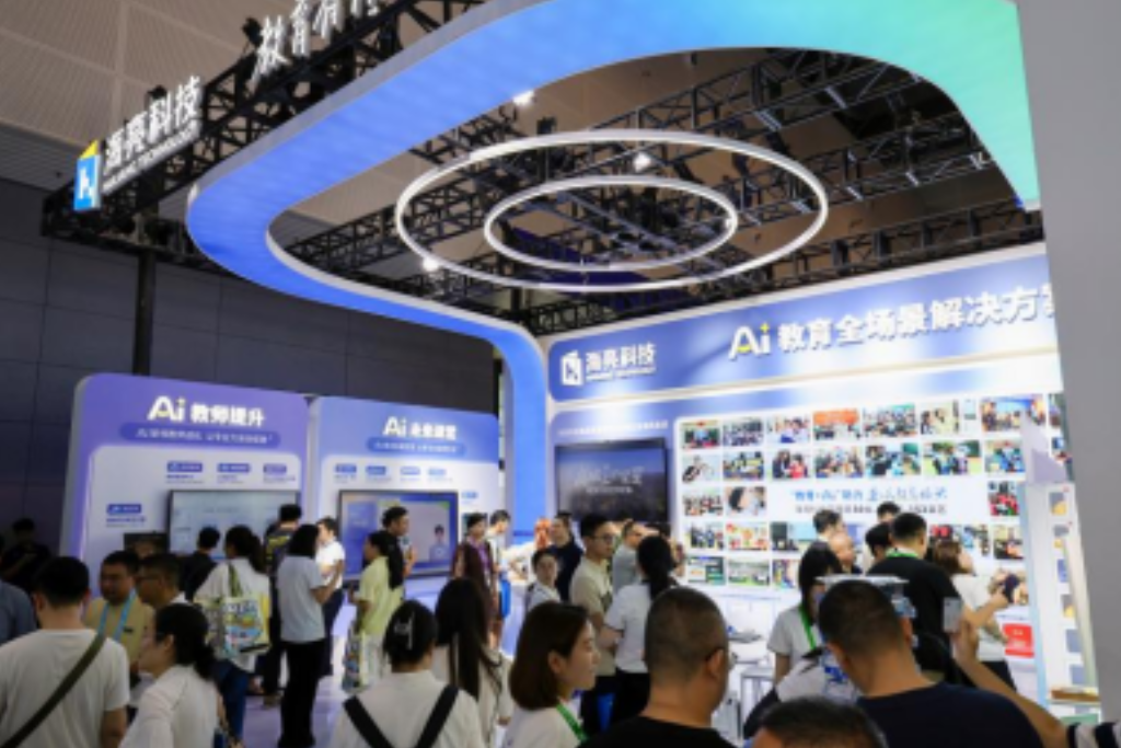 “教育 + AI”赋能县域教育振兴 海亮科技携全场景方案亮相第十一届亚教展