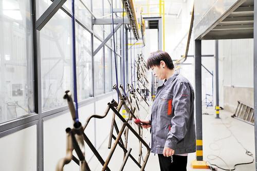 8月31日，冀州区河北冀尚医疗器械有限公司喷涂共享工厂，工人在检查吊挂线上待喷涂的医疗器械零部件。 本报记者焦磊摄