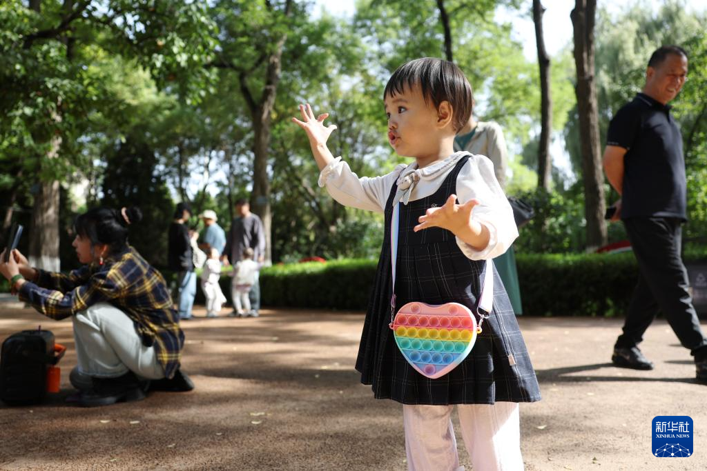 小朋友在兰州市城关区滨河路的一处公园内玩耍（9月16日摄）新华社记者　陈斌　摄
