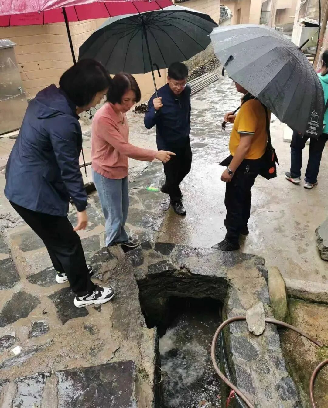 发现村寨道路下面清代分水闸