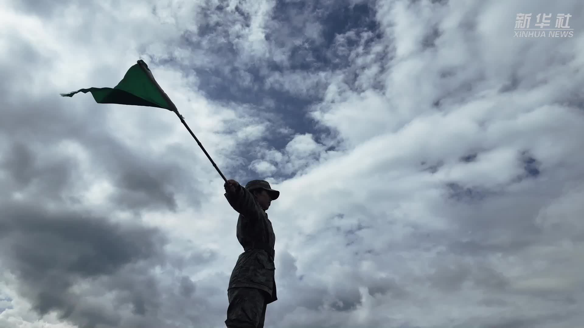 听障学生成为军训场上最安静队伍，他们无言却光芒四射