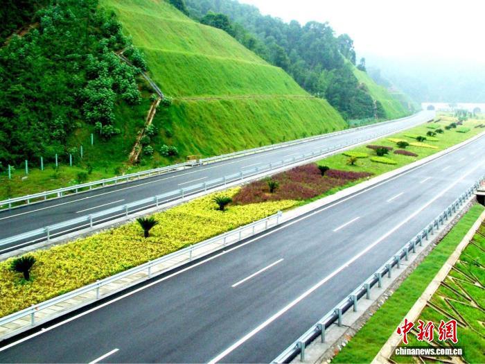图为“美绿高速”边坡绿化。　江西交投集团供图