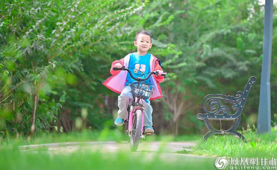 在甘肃省金昌市金川区南京路带状公园里，小朋友释放快乐天性。