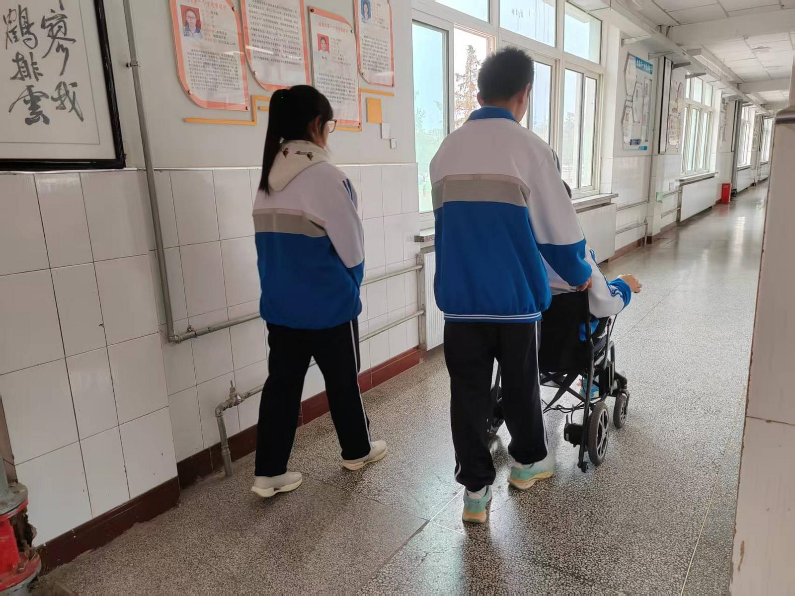 △同学们推着轮椅上的小越参加学校活动