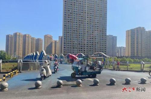 责任单位已将石墩复位(南昌市新建区城市建设投资发展有限公司供图)