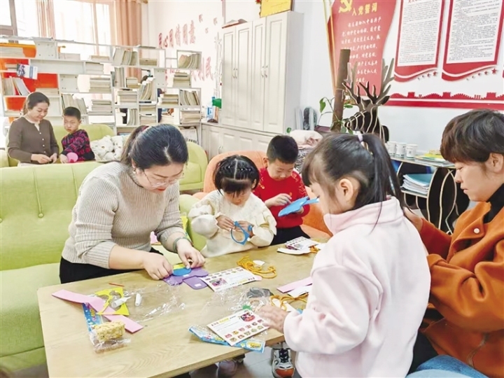 阳关路社区党员志愿者在社区筑梦书屋组织开展亲子手工制作活动。