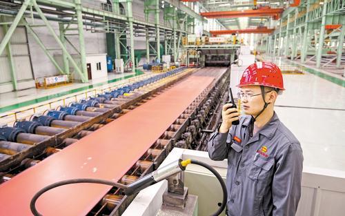 9月5日，工人在敬业集团有限公司宽厚板热轧车间作业。 本报记者 史晟全摄