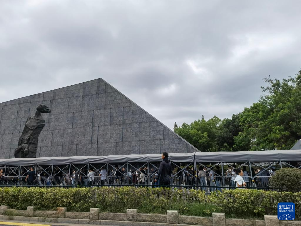 9月18日，侵华日军南京大屠杀遇难同胞纪念馆外，参观者排起长队。 新华社记者 邱冰清 摄