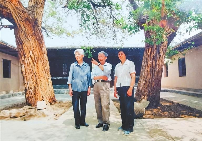 孙儒僴、李其琼夫妇和女儿孙毅华在维修后的中寺。资料图