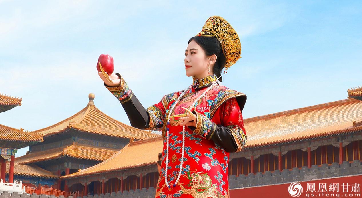 当天水花牛苹果遇上“中国红”,画面适配度拉满。