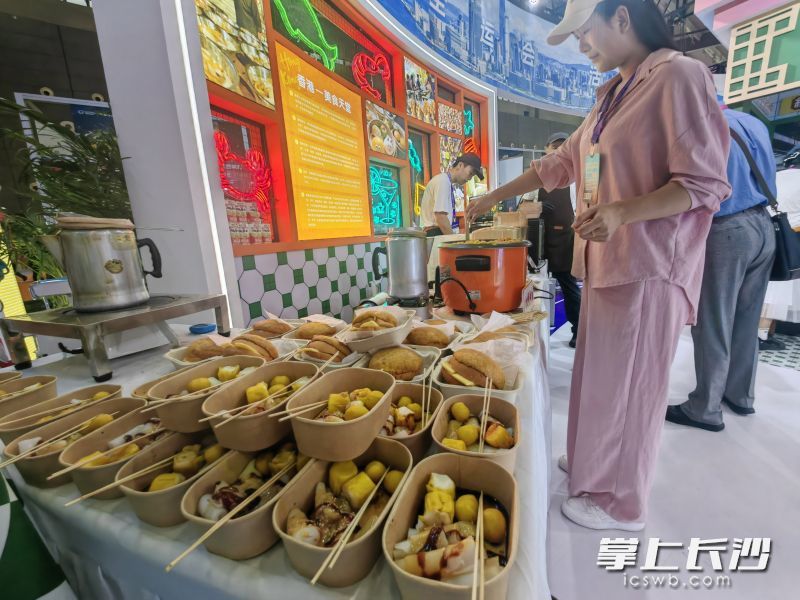 香港馆内的咖喱鱼丸、丝袜奶茶。